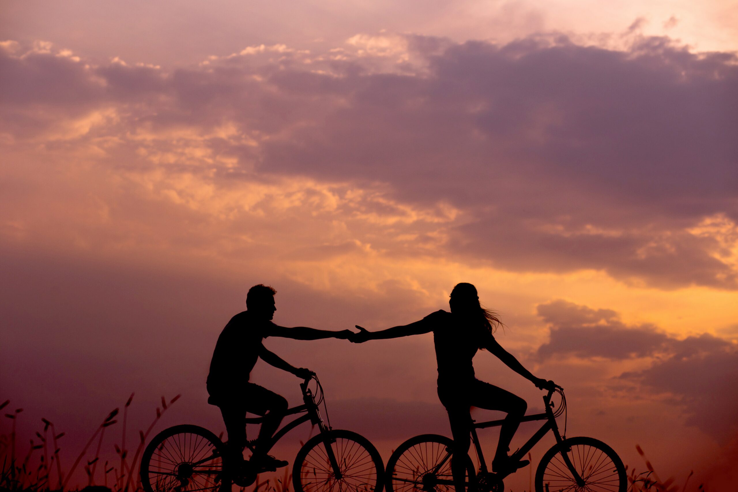 Couple reiding cycle in the evening